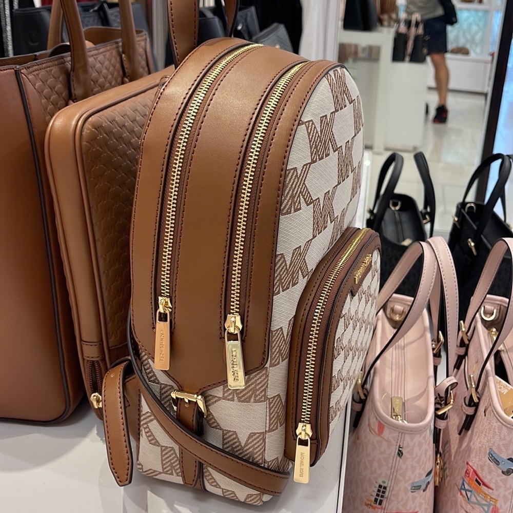 Michael Kors Jaycee Medium Logo Zip Pocket Backpack 

35S3G8TB2J
LUGGAGE - Picture 12 of 16